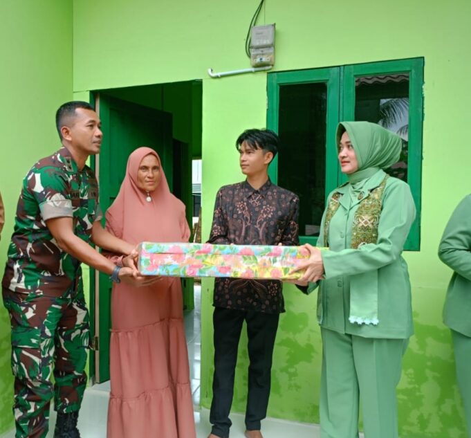 Tinjau Rehab RTLH, Dandim 0103/Aceh Utara Serahkan Bantuan