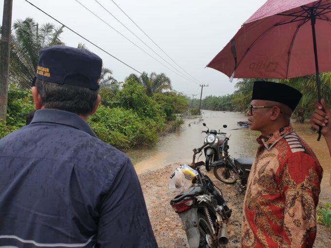 Hari Perdana Bertugas, Pj Bupati Aceh Jaya Langsung Terjun ke Lokasi Banjir