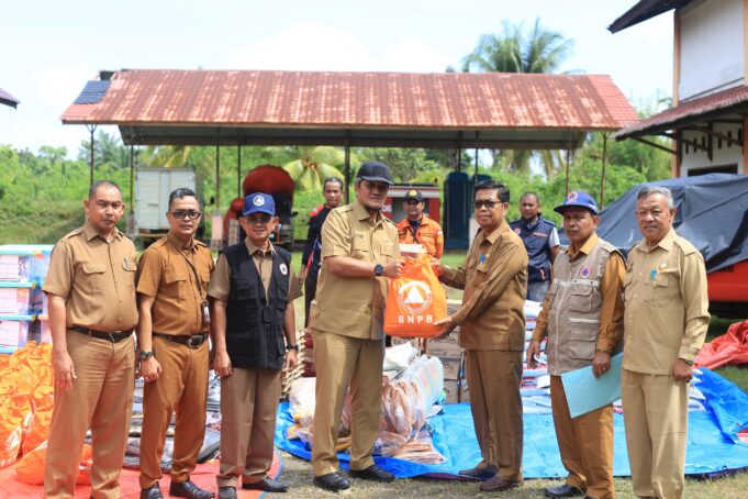 Sekda Aceh Utara Serahkan Bantuan untuk 13 Kecamatan Terdampak Banjir