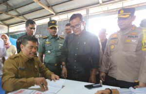 Pj Wali Kota dan Forkopimda Lhokseumawe Tinjau Penyortiran dan Pelipatan Surat Suara