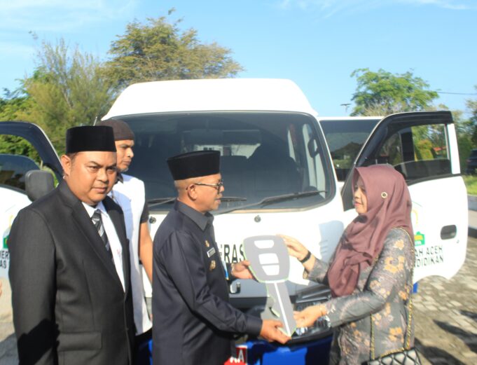 Pj Bupati Serahkan Mobil Operasional dan Waqaf Al-Qur’an untuk SLB Negeri Aceh Jaya