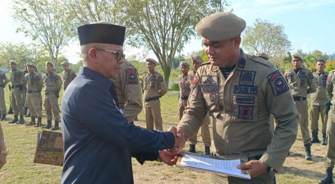Pj Bupati Aceh Jaya Serahkan SK THL Personil Satpol PP dan WH
