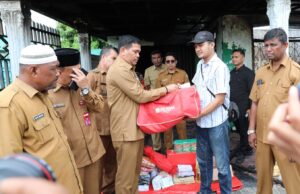 Respon Kebakaran, Pemko Lhoseumawe Serahkan Bantuan Masa Panik