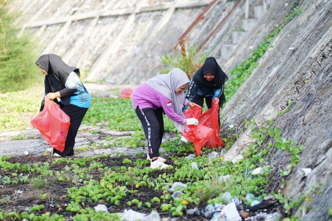 HUT Ke-51, KPLP Kelas III Calang Gelar Bersih – Bersih Pantai