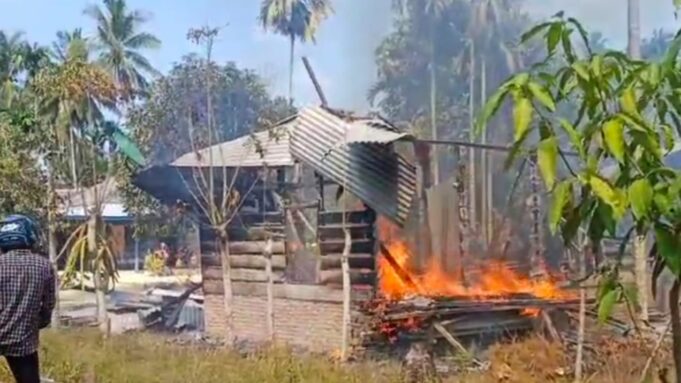 Rumah Nenek Nurhayati di Langkahan Ludes Terbakar