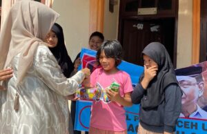 Menuju Indonesia Emas, Kaum Milenial Aceh Utara Bagikan Susu dan Roti Gratis