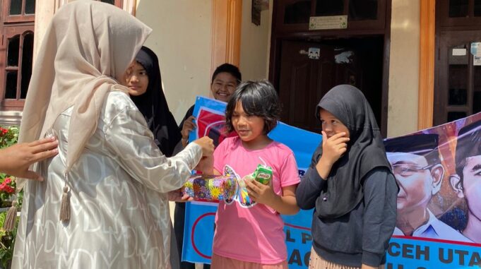 Menuju Indonesia Emas, Kaum Milenial Aceh Utara Bagikan Susu dan Roti Gratis