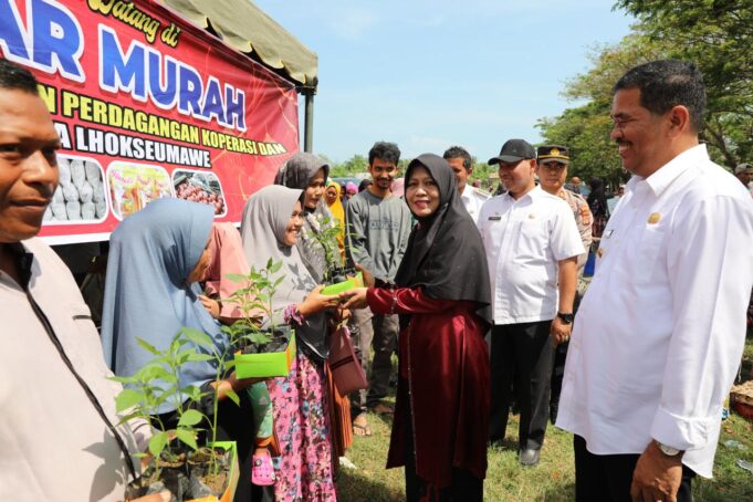 Dorong Gerakan Tanam, PJ Wali Kota Lhokseumawe Bagi Bibit Cabei kepada Warga