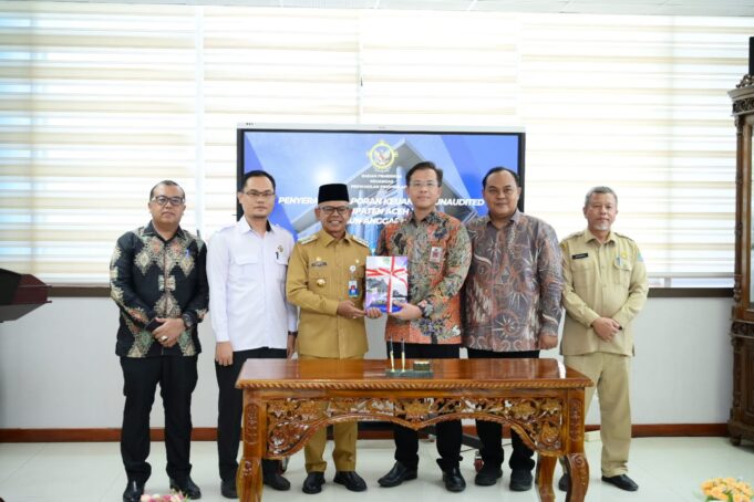 Pj. Bupati Aceh Jaya Serahkan Laporan Keuangan Unaudited Tahun 2023