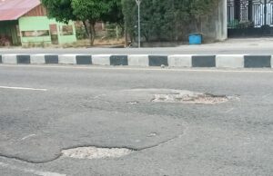 Awas! Lubang Jalan Bekas Bocoran Pipa PDAM di Jalur Dua Kandang Kerap Makan Korban