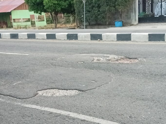 Awas! Lubang Jalan Bekas Bocoran Pipa PDAM di Jalur Dua Kandang Kerap Makan Korban