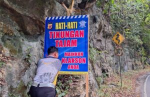 Rawan Lakalantas, Polres Aceh Jaya Pasang Spanduk di Puncak Gunung Geurute