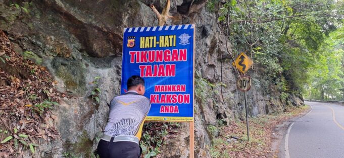 Rawan Lakalantas, Polres Aceh Jaya Pasang Spanduk di Puncak Gunung Geurute