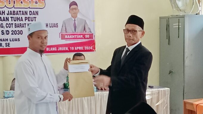 Pelantikan Tuha Peut Gampong Cot Barat, Ini Harapan Plt Camat Tanah Luas