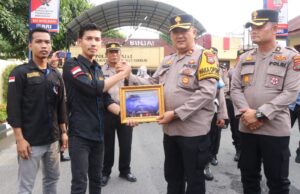 Komunitas 234 Bersama RNR Kota Binjai Beri Piagam Perhargaan Kepada Polres