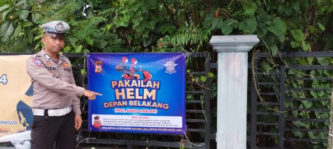 Satlantas Polres Aceh Jaya Pasang Spanduk Himbauan Keselamatan Berkendara