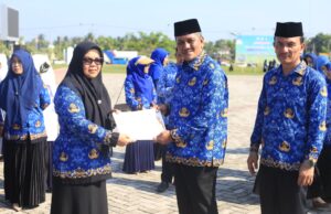 Peringati Hardiknas, Sekda Aceh Utara Serahkan Penghargaan untuk Sekolah dan Siswa Berprestasi