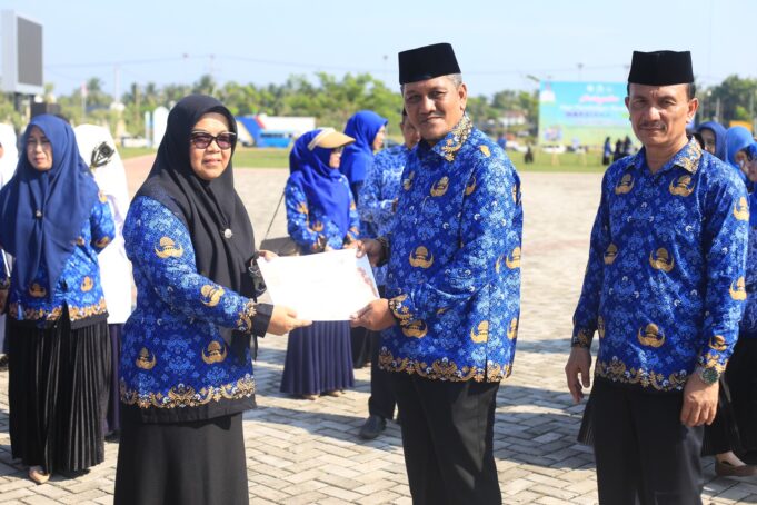 Peringati Hardiknas, Sekda Aceh Utara Serahkan Penghargaan untuk Sekolah dan Siswa Berprestasi