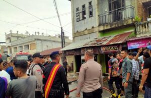 Dua Unit Ruko di Lhokseumawe Terbakar, Kapolsek Banda Sakti Datangi Lokasi dan Lakukan Hal ini