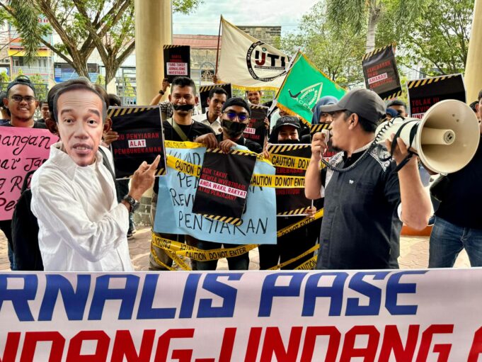 Tolak Revisi RUU Penyiaran, Jurnalis Pase Grudhuk Kantor DPRK Lhokseumawe