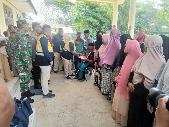 PT. PIM Kembali Salurkan Bantuan Sosial kepada Lansia dan Anak di Tanah Luas