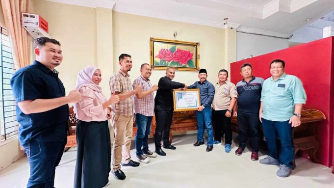 Dinilai Sukses membangun Pidie, YARA Berikan Penghargaan Kepada Sarjani Abdullah