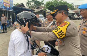 Operasi Patuh Seulawah 2024, Kapolres Aceh Utara Bagikan Helm SNI Gratis