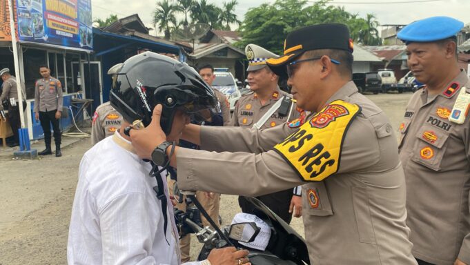 Operasi Patuh Seulawah 2024, Kapolres Aceh Utara Bagikan Helm SNI Gratis