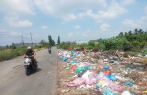 GAWAT! Tumpukan Sampah di Sawang, Tanah Luas dan Murah Mulia Bikin Pengendara Mual