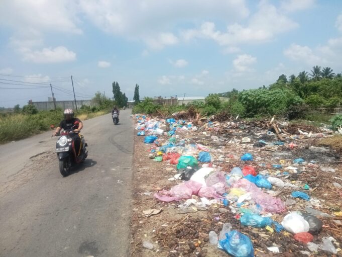 GAWAT! Tumpukan Sampah di Sawang, Tanah Luas dan Murah Mulia Bikin Pengendara Mual