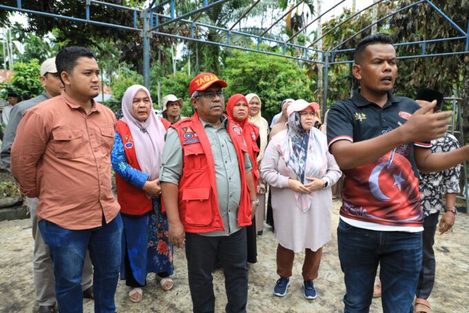 Pj Bupati Aceh Utara Antar Bantuan Masa Panik Untuk Korban Kebakaran di Cot Girek