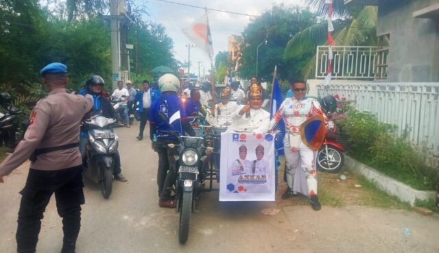 Pasangan Azkar diantar menggunakan becak mesin oleh seribuan masa pendukung ke Kantor KIP Kota Lhokseumawe untuk mencaftar sebagai Calon Walikota.