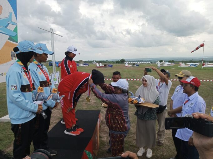 Pj Bupati Aceh Utara Mahyuzar Kalungkan Medali untuk Atlet Aceh Peraih Emas Terbang Layang