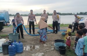 Kesulitan Air Bersih, Satlantas Polres Aceh Utara Salurkan Bantuan Air ke Jambo Aye