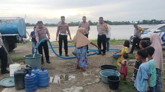 Kesulitan Air Bersih, Satlantas Polres Aceh Utara Salurkan Bantuan Air ke Jambo Aye