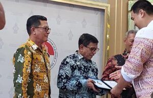 Ketum PWI Hendry Ch Bangun Terima Penghargaan dari Kemenpora