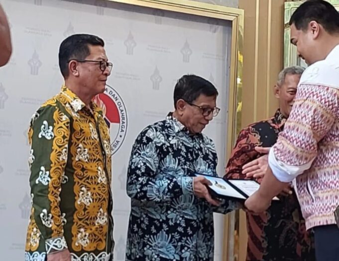 Ketum PWI Hendry Ch Bangun Terima Penghargaan dari Kemenpora