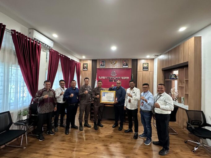 YARA Serahkan Penghargaan kepada Kejari, Kapolres, dan Pj Bupati Bireuen