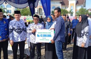 Penyerahan Penghargaan untuk Para Guru Warnai Upacara HGN ke-79 di Aceh Utara