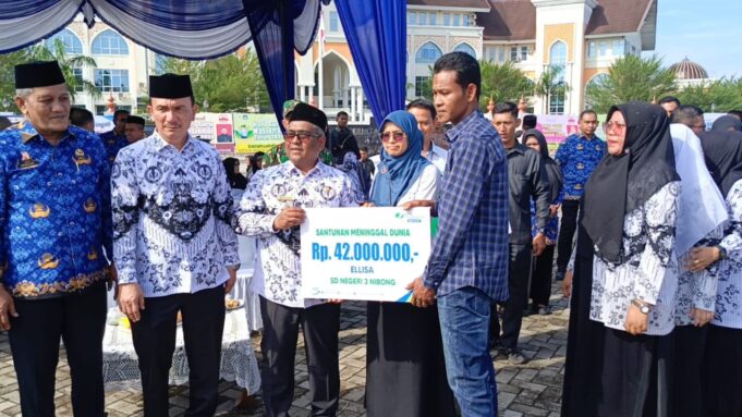 Penyerahan Penghargaan untuk Para Guru Warnai Upacara HGN ke-79 di Aceh Utara