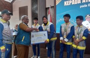 Pj Bupati Aceh Utara Serahkan Bonus untuk Atlet Peraih Medali POPDA Aceh XVII