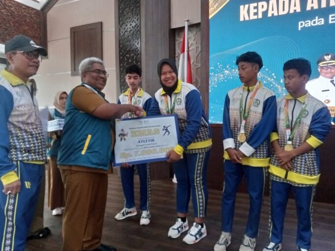 Pj Bupati Aceh Utara Serahkan Bonus untuk Atlet Peraih Medali POPDA Aceh XVII