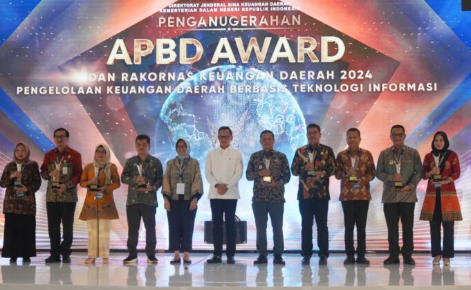 Pj Wali Kota Lhokseumawe Kembali Terima APBD Awards 2024 dari Kemendagri