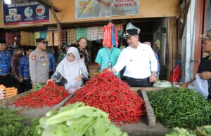 Jaga Stabilitas Harga Menjelang Nataru, Pj Wali Kota Lhokseumawe Monitoring ke Pasar