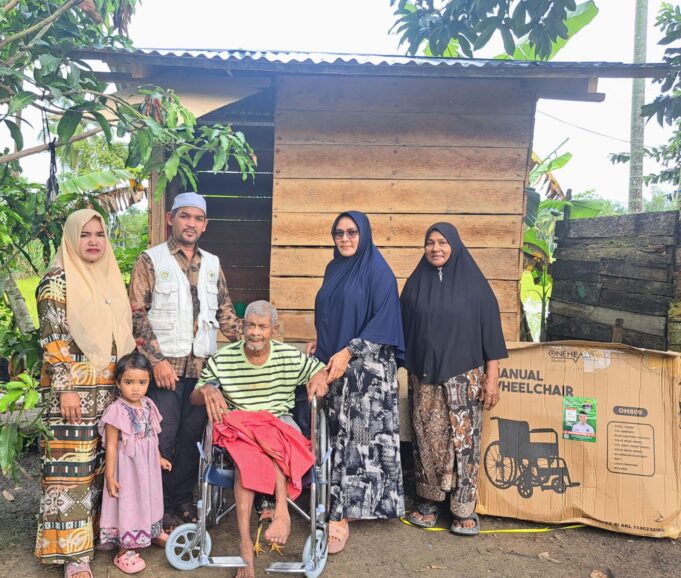 Kakek Abdurrahman Mendapatkan Bantuan Kursi Roda dari Anggota DPR RI Fraksi PKB