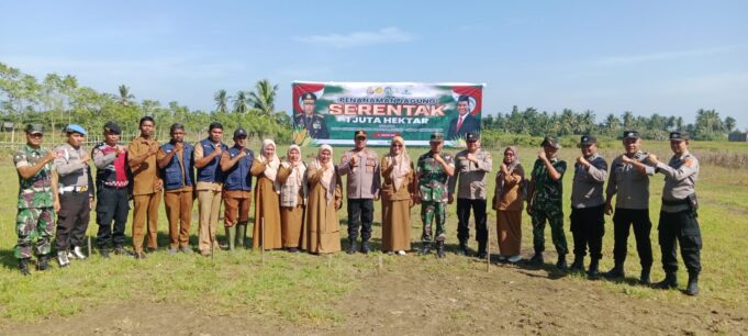 Polsek Syamtalira Aron Laksanakan Penanaman Jagung Serentak untuk Dukung Ketahanan Pangan Nasional