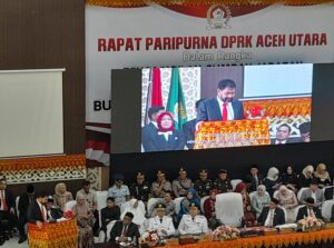 Gubenur Aceh, Muzakir Manaf memberikan kata sambutan pada pengambilan sumpah sekaligus pelantikan Bupati dan Wakil Bupati Aceh, Ismail A Jalil (Ayah Wa) dan Tarmizi (Panyang).