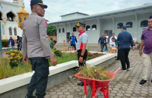 Hari Kedua Gotong Royong Bersih Masjid, Masyarakat dan BKM Ikut Berpartisipasi