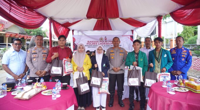 Jelang Ramadan, Kapolres Lhokseumawe Bagikan 624 Paket Daging Meugang untuk Warga