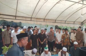 Personel Polres Aceh Jaya Amankan Pemakaman Almarhum Aba H. Asnawi di Dayah Budi Lamno